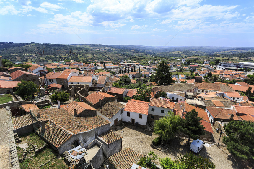 葡萄牙Pinhel这个历史城镇及其他地方的全景观街道树图片