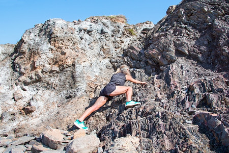 人们女淑从事攀岩运动的成熟健康妇女图片