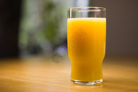 桌上的橙汁图片