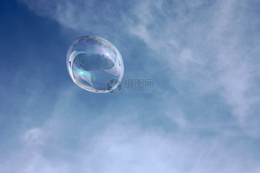 白色的圆圈天空前气泡自然图片