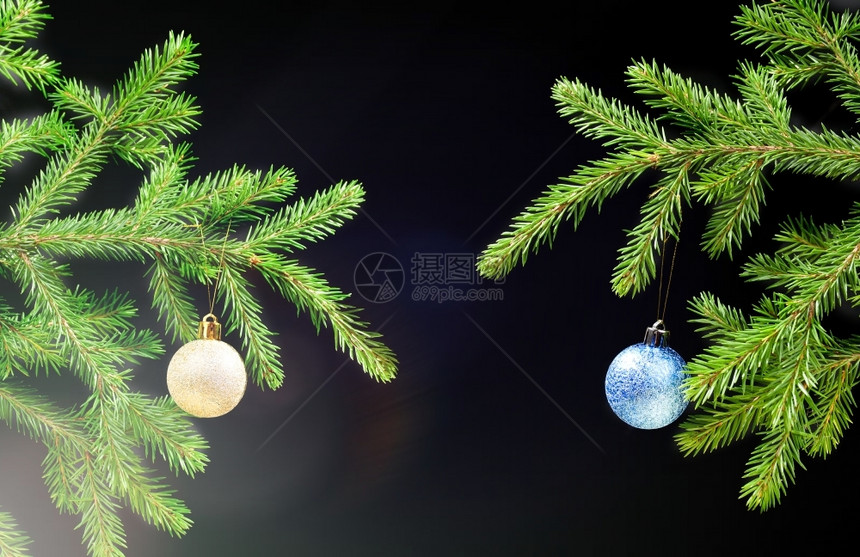 黑暗背景上的圣诞树装饰品图片