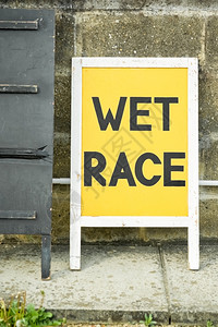 发动机运电路上的湿赛事标志牌迹象警告图片