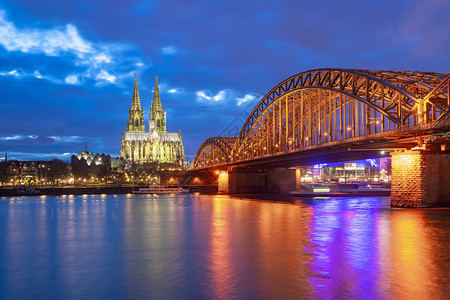 地标旅行莱茵河Hohenzollern大桥与科隆教堂晚上在德国科隆市图片