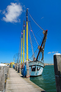 码头帆船荷兰在港口的旧船古董高清图片