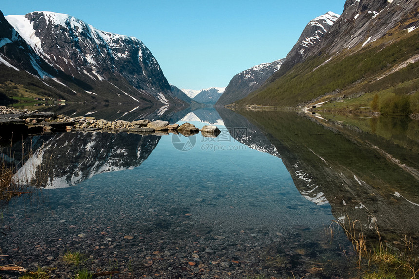 斯堪的纳维亚山挪威峡湾的美丽景色图片