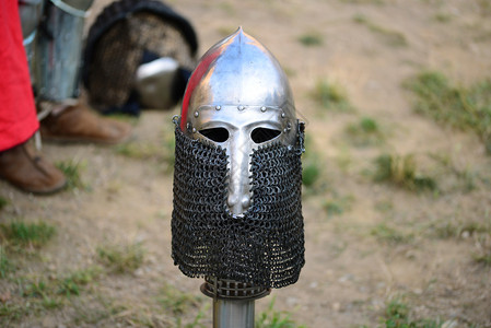 中世纪金属盔甲和头骑士黑暗的男人背景图片