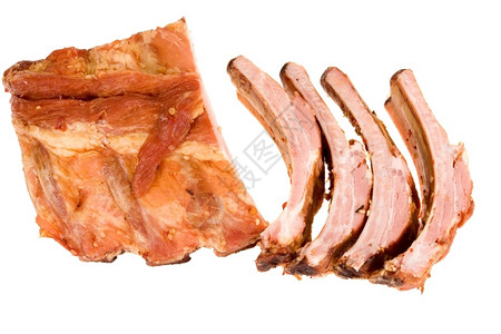 猪肉白背景隔离的烟熏肉肋骨红色的图片