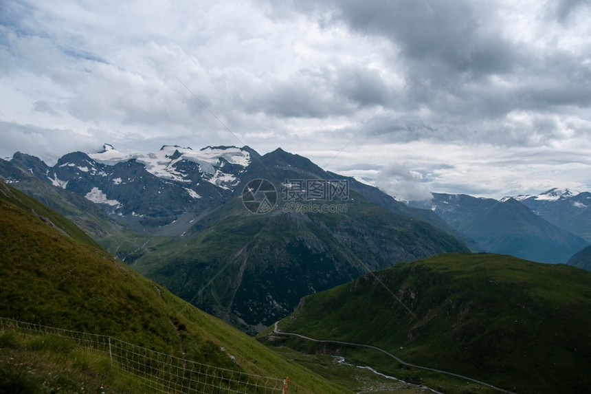 夏季的阿尔卑斯山全景图片