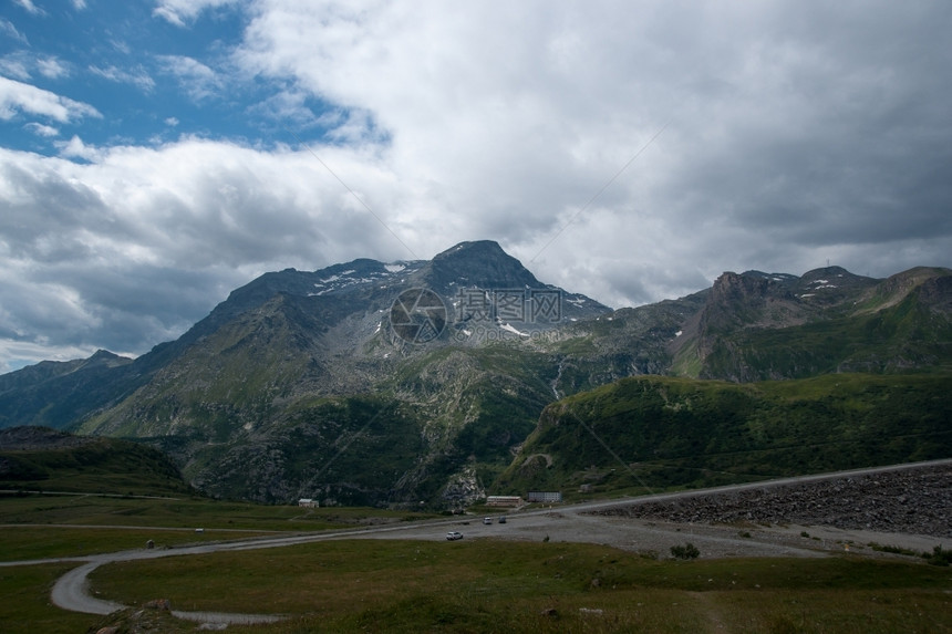 夏季的阿尔卑斯山全景图片