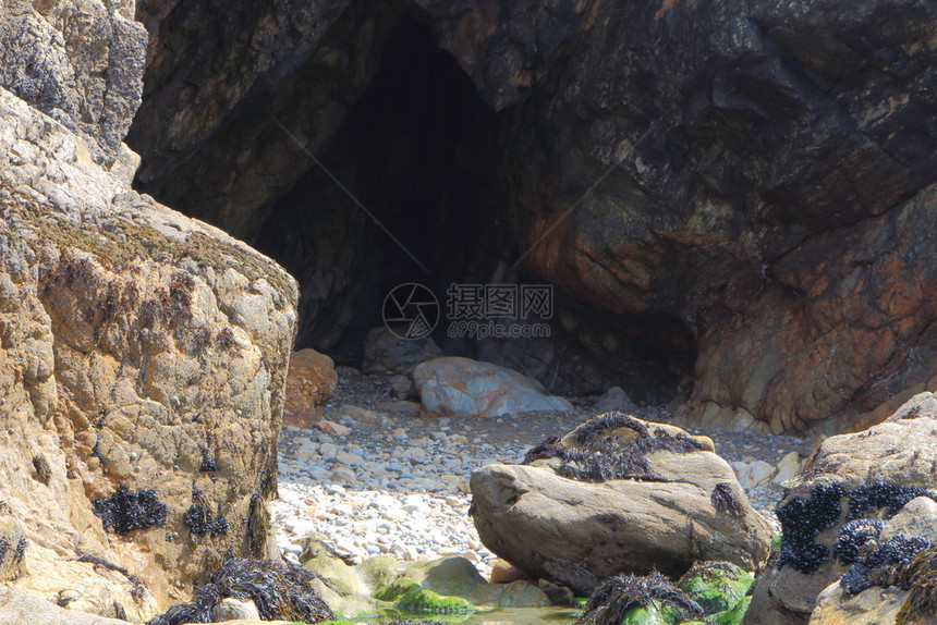 花岗岩自然海岸布列塔尼滩上的洞穴图片