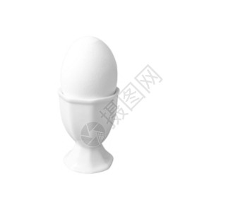 复活节白鸡蛋杯中的色早餐鸡蛋与隔离的鸡蛋杯中早餐鸡蛋美食团体图片