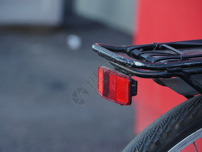 自行车上的红色反射镜自行车上的刹信号后方红色反射镜危险户外安全图片