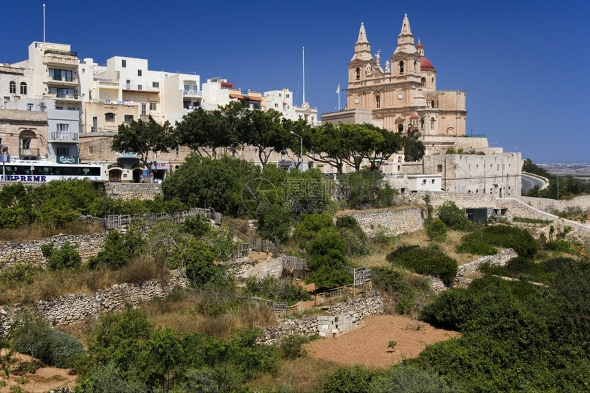 旅行地标马耳他中海岛Mellieha镇圣保罗教堂马其勒英石图片