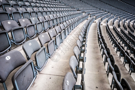椅子数字观众在一个大体育场的多排席位背景图片