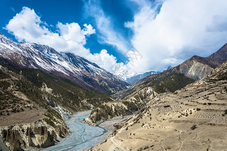 山间的美景和草地图片