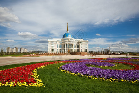 草总统府哈萨克斯坦总统阿塔纳的一室别阿斯塔纳蓝色的喷泉背景