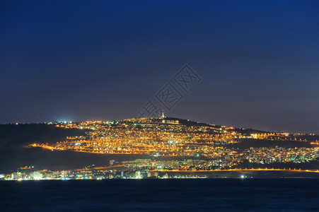 以色列灯夜晚Kinneret湖岸和Tiberias市夜间图片