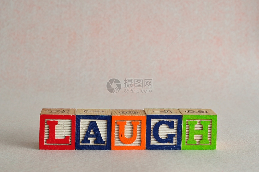 用积木拼成的字母laugh图片