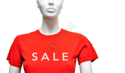 展示女士白纸上销售文字的女男子式红色T恤衫的背景图片