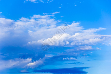 春天夏季蓝色空和白云的照片夏天柔软背景图片