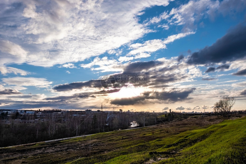 超过伊万诺沃阳光春初日落在伊凡诺沃市上空云彩美丽天空青蓝图片