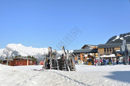 滑雪山顶的滑雪道具图片