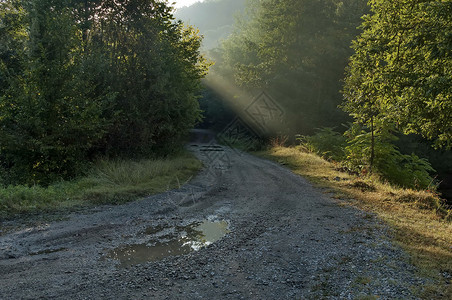 别洛格拉奇什基太阳光照射的山路背景