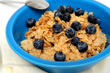 蓝莓和谷物麦片早餐图片