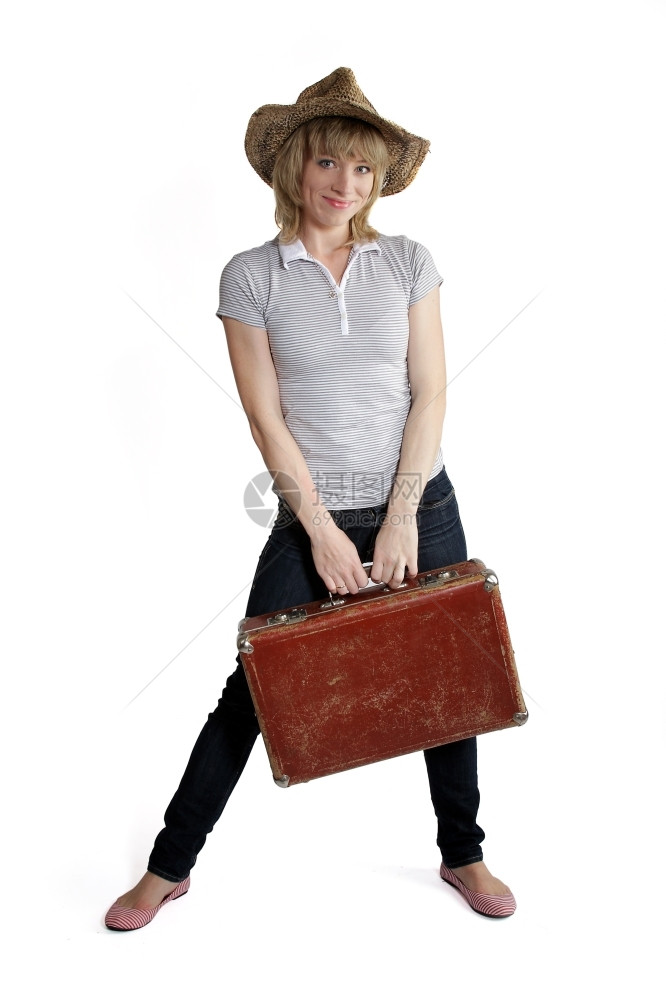 年轻的帽子漂亮穿着草帽女孩和白色背景的旧手提箱图片