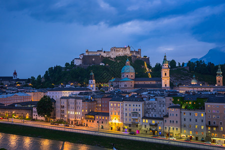 镇奥地利萨尔茨堡老城晚上在奥地利城市夜晚图片