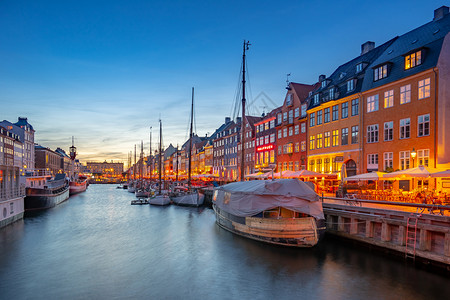 新港口夜晚哥本哈根市丹麦Nyhavn城市高清图片