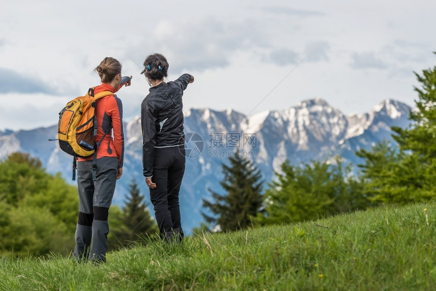 远足冒险徒步旅行山上两个女孩图片