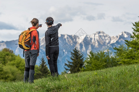 远足冒险徒步旅行山上两个女孩图片