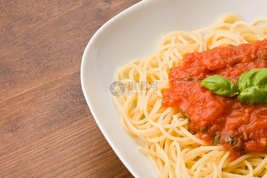 好的意大利语意大利面番茄酱和巴西尔Basil照片图片