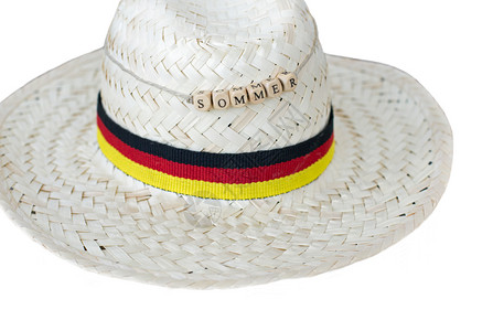 和沙子的德国文本夏季在白色上隔绝砂砾黑的帽子图片