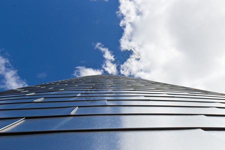天空高塔建筑对着蓝天结构体建筑的图片