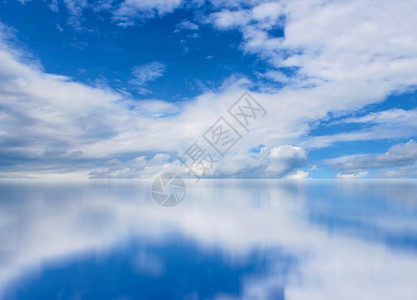 镜像阴云清空气概念镜子白色的复制空间图片