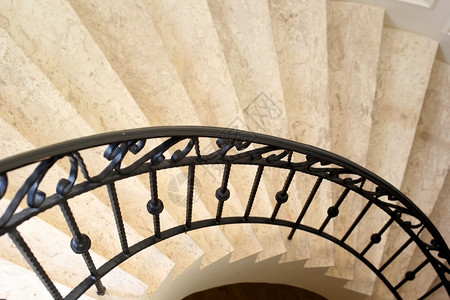 结构体螺旋楼梯顶部视图艺术室内的背景图片