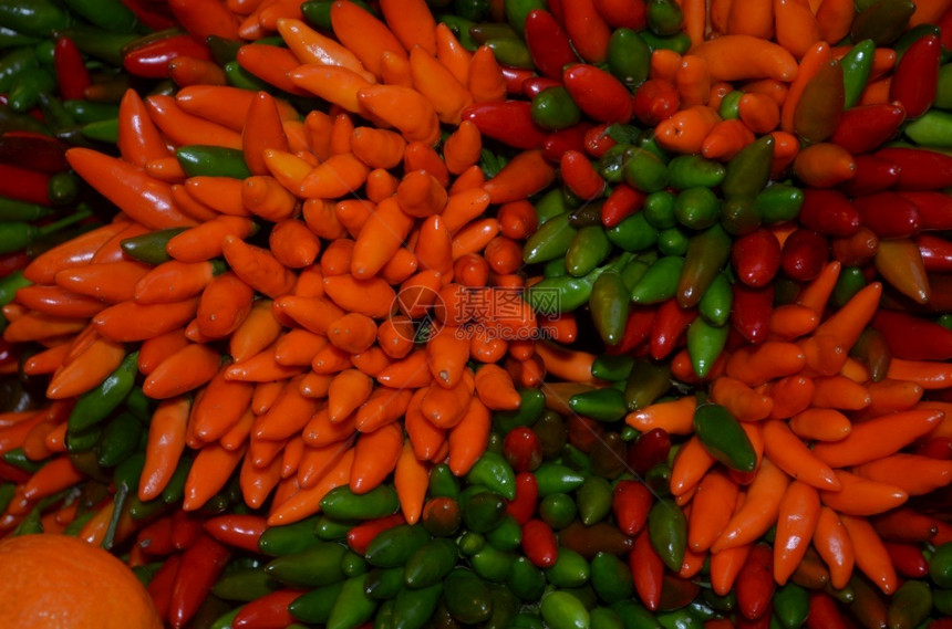 绿色食物农业意大利有新鲜红胡椒和绿的市场图片