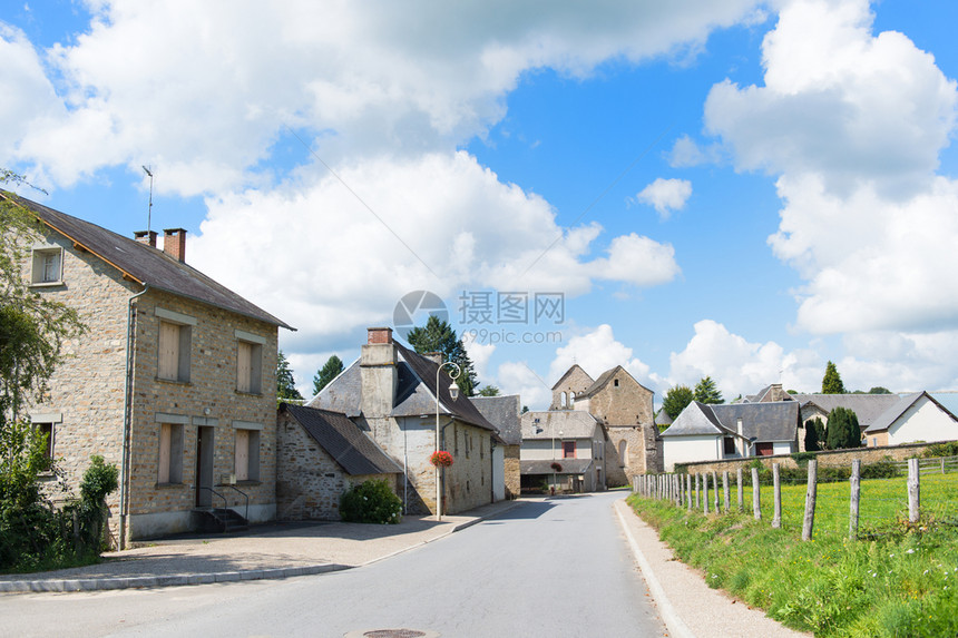 典型的法国村有房屋和牧场村庄阿基坦法语图片