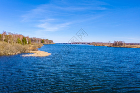 俄罗斯美丽的湖水湖面图片