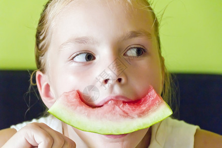 吃西瓜的可爱小女孩背景图片
