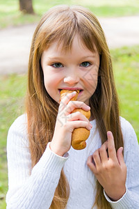 吃面包的小女孩背景图片