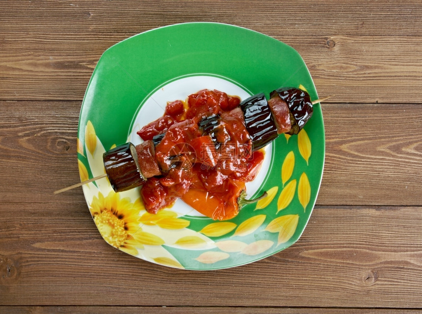 番茄塞斯利Patlcankebab茄子烤肉串土耳其美食白色的图片