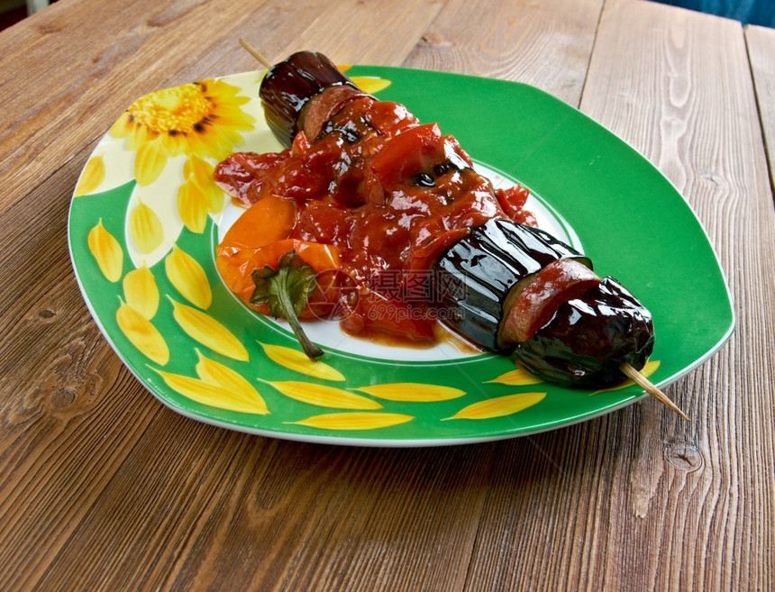 番茄盘子白色的Patlcankebab茄子烤肉串土耳其美食图片
