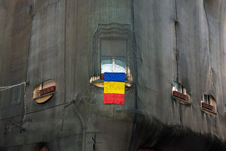 罗马尼亚语里戈花盆窗口视图的网格中切入罗马尼亚图片