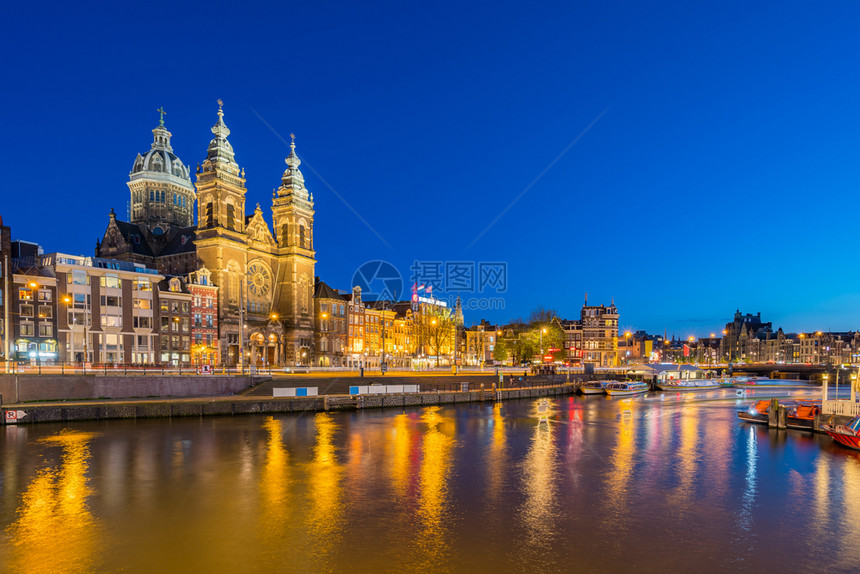 欧洲城市河岸夜景图片