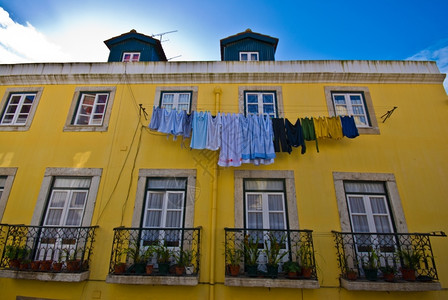 房屋丰富多彩的里斯本狭窄街道上Lisbon的老房子屋图片