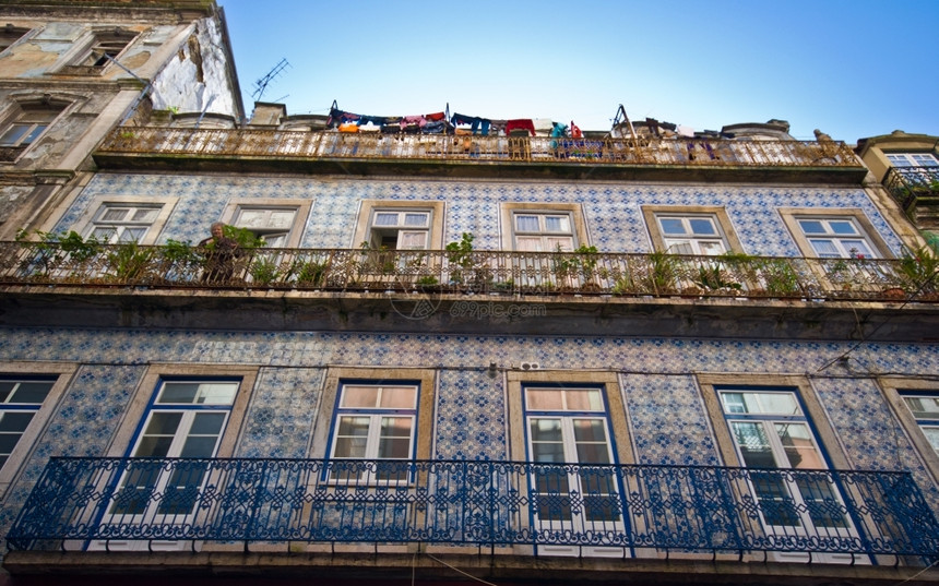 建筑学房屋里斯本狭窄街道上Lisbon的老房子衰变图片