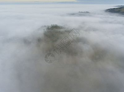 奥弗涅Orcines的雾PuydeDomeAuvergneRhoneAlpes法国多雾路段自然天背景